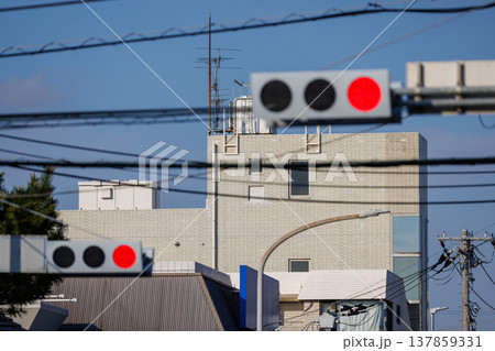 街並みと交通信号機、赤信号 街並みと交通信号機、赤信号 137859331