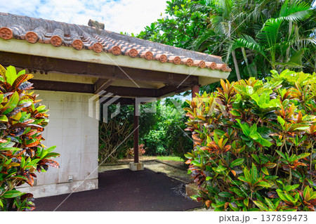 鮮やかな琉球瓦が美しいゴルフ場の東屋・休憩所・トイレ・売店の建物（沖縄県宮古島市） 137859473