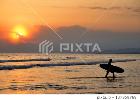 鵠沼海岸夕景とサーファーのシルエット 137859769