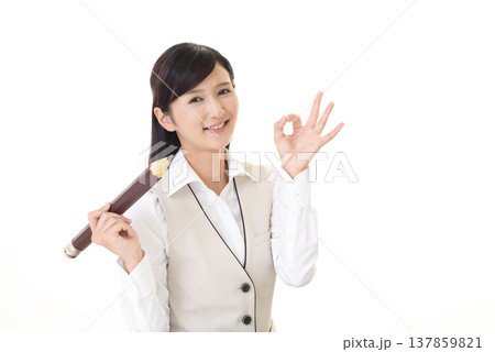 鉛筆を持つ女性社員 鉛筆を持つ女性社員 137859821