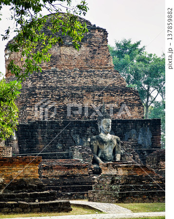 Wat Mahathat is a Buddhist temple complex in Sukhothai Historical Park, Sukhothai in the Northern Region of Thailand Wat Mahathat is a Buddhist temple complex in Sukhothai Historical Park, Sukhothai in the Northern Region of Thailand 137859882