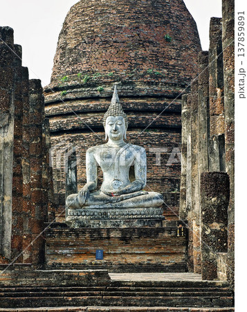 Wat Sa Si is a Buddhist temple complex in Sukhothai Historical Park, Sukhothai in the Northern Region of Thailand Wat Sa Si is a Buddhist temple complex in Sukhothai Historical Park, Sukhothai in the Northern Region of Thailand 137859891