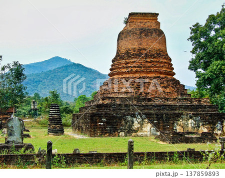 Wat Mang Korn is a Buddhist temple complex in Sukhothai Historical Park, Sukhothai in the Northern Region of Thailand Wat Mang Korn is a Buddhist temple complex in Sukhothai Historical Park, Sukhothai in the Northern Region of Thailand 137859893