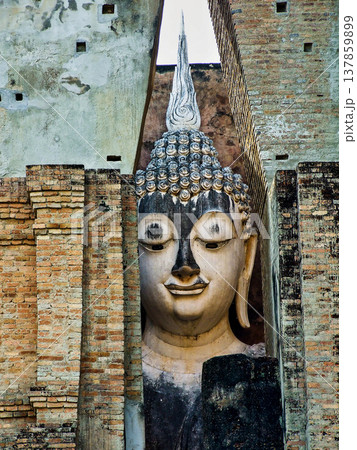 Wat Si Chum is a Buddhist temple complex in Sukhothai Historical Park, Sukhothai in the Northern Region of Thailand 137859899