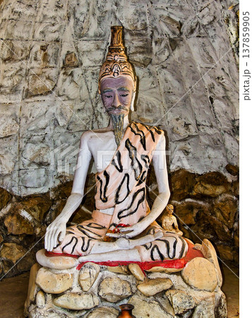 Wat Thawet is a Buddhist temple complex in Sukhothai Historical Park, Sukhothai in the Northern Region of Thailand 137859905