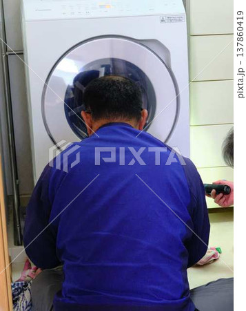 洗濯機を修理する男性 137860419
