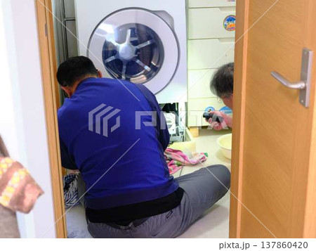 洗濯機を修理する男性 137860420