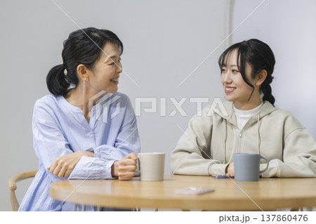 笑顔で会話をする母娘 137860476