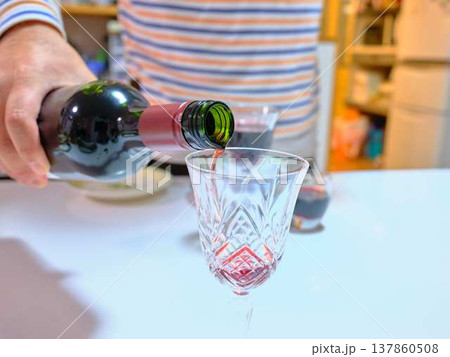 ワインを注ぐ男性 137860508