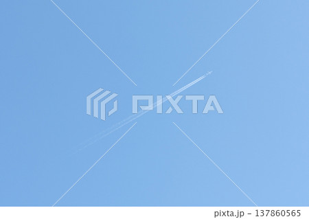 青空を飛ぶ旅客機と飛行機雲 137860565