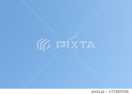 青空を飛ぶ旅客機と飛行機雲 青空を飛ぶ旅客機と飛行機雲 137860566