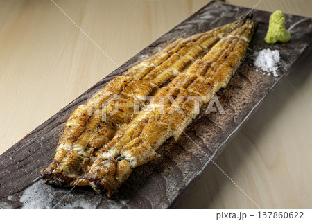 炭火で焼いた鰻の白焼き 炭火で焼いた鰻の白焼き 137860622