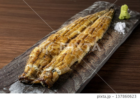炭火で焼いた鰻の白焼き 炭火で焼いた鰻の白焼き 137860623