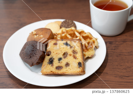 焼き菓子の盛り合わせ 横7 137860625