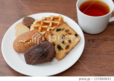 焼き菓子の盛り合わせ 横3 焼き菓子の盛り合わせ 横3 137860641