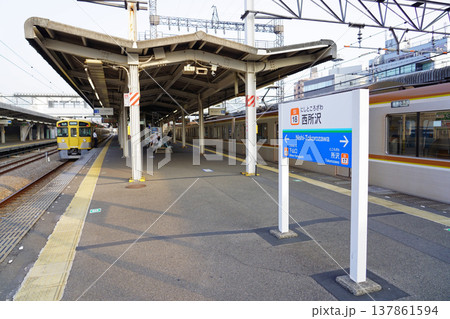 西所沢駅のホームと西武球場行の新2000系車両 西所沢駅のホームと西武球場行の新2000系車両 137861594