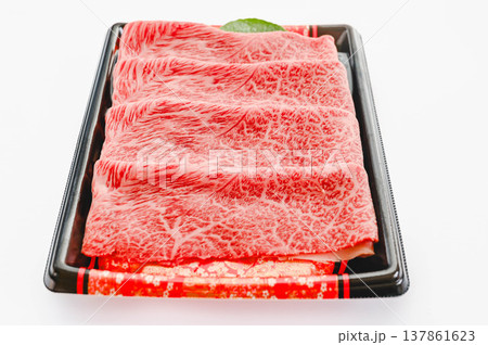 牛の肩ロース肉 137861623