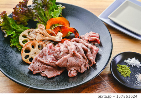 牛肩ロースの焼きしゃぶ 牛肩ロースの焼きしゃぶ 137861624