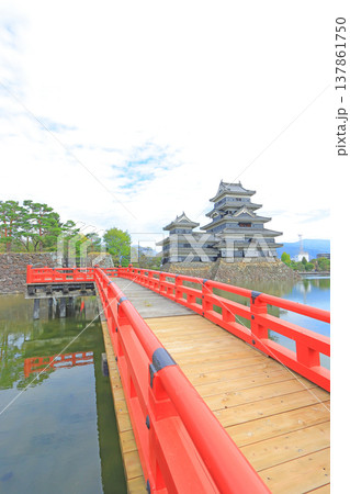 長野県松本市、国宝松本城の風景 長野県松本市、国宝松本城の風景 137861750