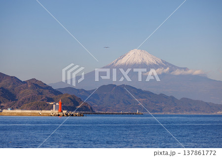 清水港の赤灯台と冠雪した富士山 清水港の赤灯台と冠雪した富士山 137861772