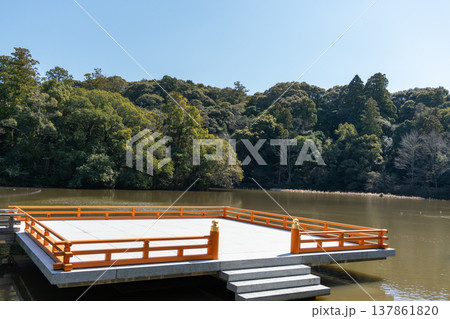 湖にあるベンチ 湖にあるベンチ 137861820