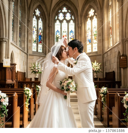 教会の挙式でキッスするウエディングドレスを着た花嫁 137861886