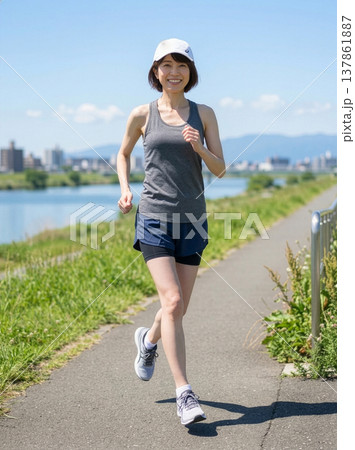 ジョギングする若い女性 137861887