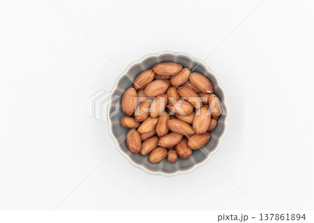白背景のピーナッツ（俯瞰・コピースペース） 137861894