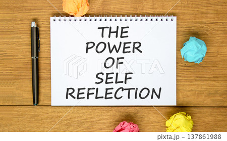 Self reflection symbol. Concept words The power of self reflection on beautiful white note. Beautiful wooden background. Colored paper. Business the power of self reflection concept. Copy space. 137861988
