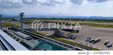 富山空港　エプロンとボーディングブリッジ 137862092