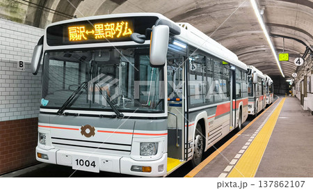 関電トンネル電気バス 黒部ダム駅 関電トンネル電気バス 黒部ダム駅 137862107
