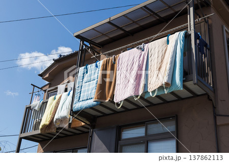 住宅の2階に干した布団と洗濯物 住宅の2階に干した布団と洗濯物 137862113