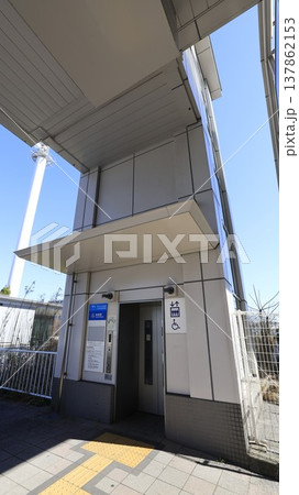 ゆりかもめ有明駅のエレベーター専用口（2A出口） 137862153