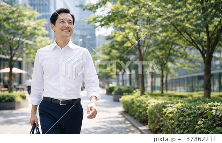 街中を歩くビジネスパーソンの爽やかな日常シーン 街中を歩くビジネスパーソンの爽やかな日常シーン 137862211