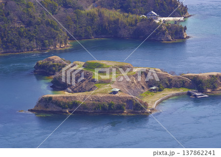 瀬戸内海に浮かぶ能島城跡 瀬戸内海に浮かぶ能島城跡 137862241