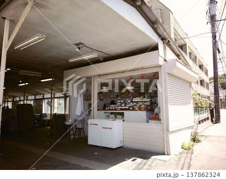 町の小さなお菓子屋さん 町の小さなお菓子屋さん 137862324