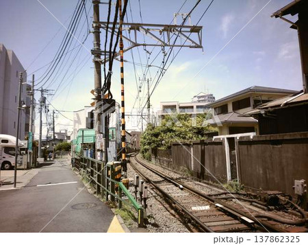 踏切から見た江ノ電 踏切から見た江ノ電 137862325
