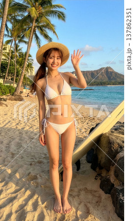 白い水着の若い女性 137862351