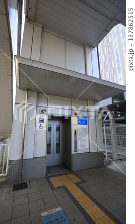 ゆりかもめ有明駅のエレベーター専用口(2A出口) ゆりかもめ有明駅のエレベーター専用口(2A出口) 137862515