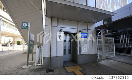ゆりかもめ有明駅のエレベーター専用口(2A出口) ゆりかもめ有明駅のエレベーター専用口(2A出口) 137862516