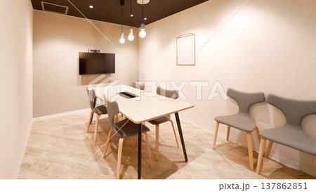 少人数で利用するオフィスのミーティングルーム 137862851