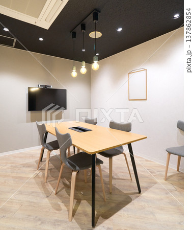 コンパクトな打ち合わせ用ミーティングスペース コンパクトな打ち合わせ用ミーティングスペース 137862854