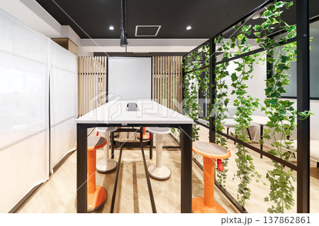 観葉植物に囲まれたスタンディングワークスペース 137862861