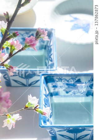 和風イメージ画像［染付の器と桜］ 137862873
