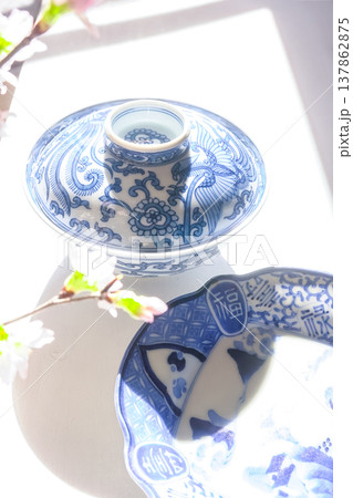和風のイメージ画像［和食器と桜］ 137862875