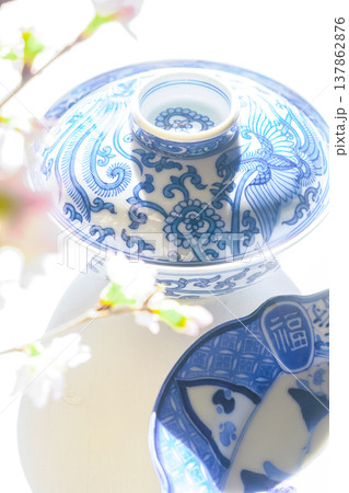 和風のイメージ画像［和食器と桜］ 137862876