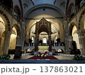 イタリアのミラノにあるサンタンブロージョ聖堂の内部と美しいアーチ構造 137863021