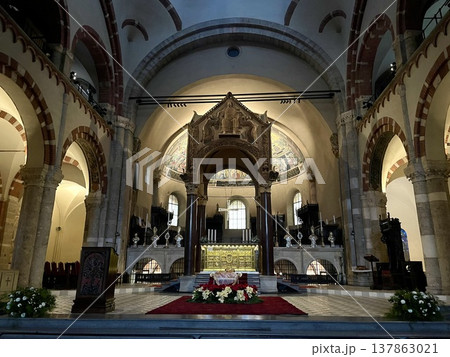イタリアのミラノにあるサンタンブロージョ聖堂の内部と美しいアーチ構造 イタリアのミラノにあるサンタンブロージョ聖堂の内部と美しいアーチ構造 137863021