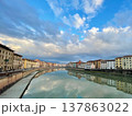 イタリア・ピサのアルノ川と街並みの風景 137863022