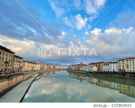 イタリア・ピサのアルノ川と街並みの風景 イタリア・ピサのアルノ川と街並みの風景 137863022